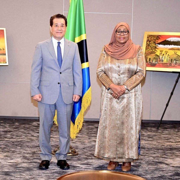 장인화 포스코홀딩스 회장(왼쪽)이 3일 서울에서 사이마 술루후 하산 탄자니아 대통령과 만나 기념촬영을 하고 있다. 사진=탄자니아 대통령실