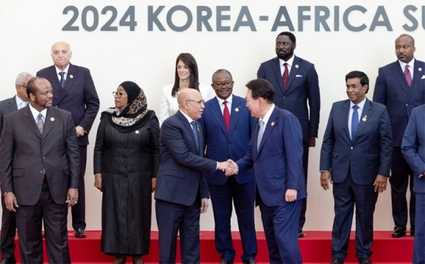 윤석열 대통령(맨 앞줄 오른쪽)이 4일 경기 고양시 킨텍스에서 열린 ‘2024 한-아프리카 정상회의’ 기념 촬영 현장에서 아프리카연합 의장인 무함마드 울드 가주아니 모리타니 대통령과 악수를 하고 있다. 사진=대통령실