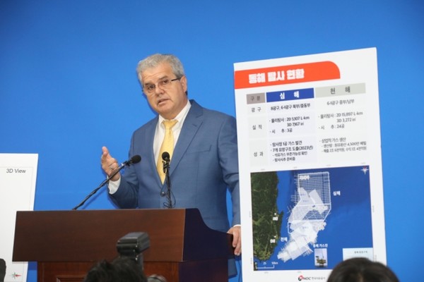 경북 포항 영일만 일대에 최대 140억 배럴 규모의 석유·가스가 매장돼 있을 가능성이 있다고 분석한 미국 액트지오(Act-Geo)의 비토르 아브레우 대표가 7일 오전 정부세종청사 산업통상자원부 기자실에서 동해 심해 가스전 개발과 관련한 브리핑을 하고 있다. 사진=연합뉴스