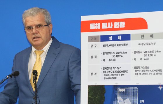 경북 포항 영일만 일대에 최대 140억배럴 규모의 석유·가스가 매장돼 있을 가능성이 있다고 분석한 미국 액트지오(Act-Geo)의 비토르 아브레우 고문이 7일 오전 정부세종청사 산업통상자원부 기자실에서 동해 심해 가스전 개발과 관련한 브리핑을 하고 있다. 사진=연합뉴스