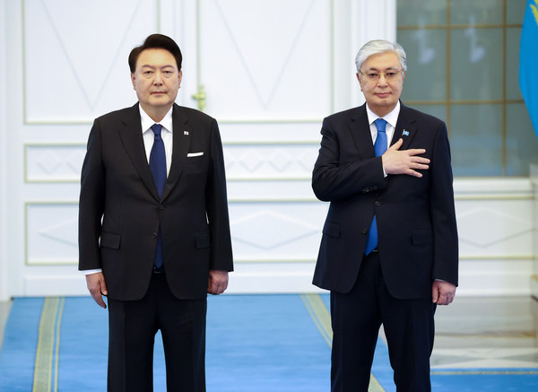 윤석열 대통령이 12일(현지시간) 아스타나 대통령궁에서 열린 공식환영식에서 카심-조마르트 토카예프 카자흐스탄 대통령과 함께 자리해 국민의례를 하고 있다. 사진=연합뉴스