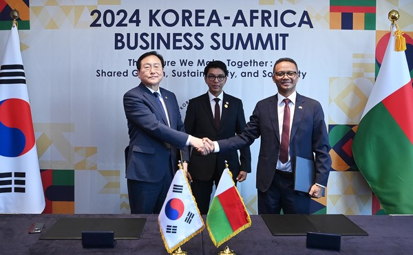 정인교 산업통상자원부 통상교섭본부장이 4일 오후 서울 소공동 롯데호텔에서 열린 에서 안드리 니리나 라주엘리나 마다가스카르 대통령(가운데)을 비롯한 정부 대표단과 기념촬영을 하고 있다. 사진=산업통상자원부