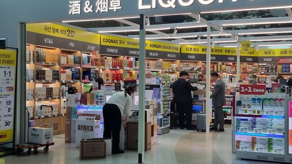 인천국제공항 면세점에서 고객이 쇼핑 중이다. 사진=이하영