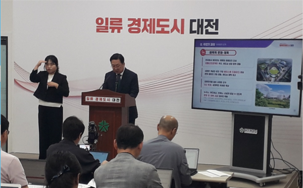 이장우 대전시장이 18일 대전시청에서 열린 민선 8기 전반기 결산 기자회견에서 주요 성과에 대해 발언하고 있다. 출처=윤국열 기자