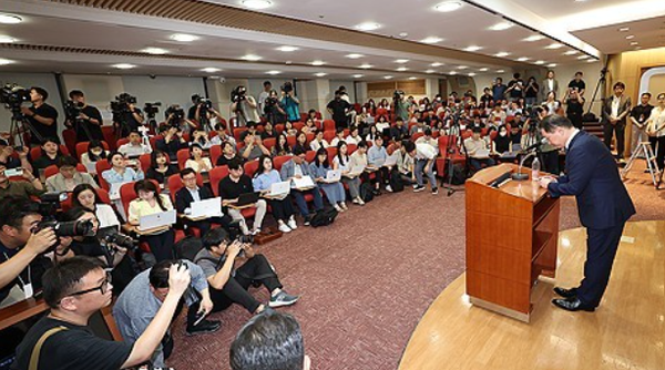 최태원 SK그룹 회장이 18일 기자회견을 하고 있다. 사진=연합뉴스