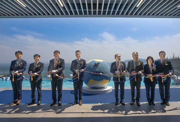 (왼쪽부터) 서광일 L7 해운대 총지배인, 이효섭 롯데호텔앤리조트 리조트&CL본부장, 홍성준 부산롯데호텔 대표이사, 김태홍 롯데호텔앤리조트 대표이사, 이정실 부산관광공사 사장, 손수득 벡스코 대표이사, 임미화 본푸드 대표이사, 조용성 롯데호텔앤리조트 CL부문장이 19일 L7 해운대 호텔 오픈 행사에서 리본 커팅식을 하고 있다. 사진=롯데호텔앤리조