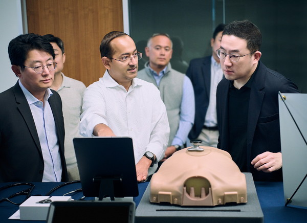 구광모 (주)LG 대표(맨 오른쪽)가 미국 실리콘밸리에 있는 LG테크놀로지벤처스에 방문해 LG테크놀로지벤처스가 투자한 주요 스타트업의 기술을 자세히 살펴보고 있다. 사진=LG