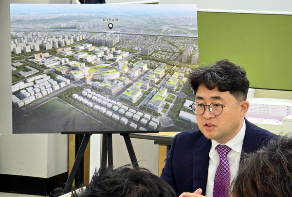 김명규 충북도 경제부지사가 25일 충북도청 기자실에서 KAIST 오송 바이오메디컬 캠퍼스타운 조성사업 추진상황 등에 대해 설명하고 있다. 출처=충북도