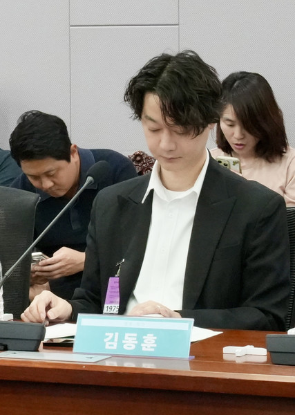 오늘(27일) 국회 의원회관에서 열린 ‘문화산업 불공정 개선을 위한 문화산업공정유통법 입법 토론회’에서 김동훈 웹툰 작가는 웹툰 제작사와 작가 간의 불공정한 계약 관행을 비판하며 제작사가 작가를 동등한 파트너로 인정하지 않는 현실을 고발했다.