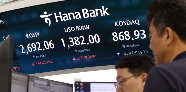 서울 중구 하나은행 본점 딜링룸 전광판에 코스피 지수와 원·달러 환율 등이 표시돼 있다. 출처=연합뉴스