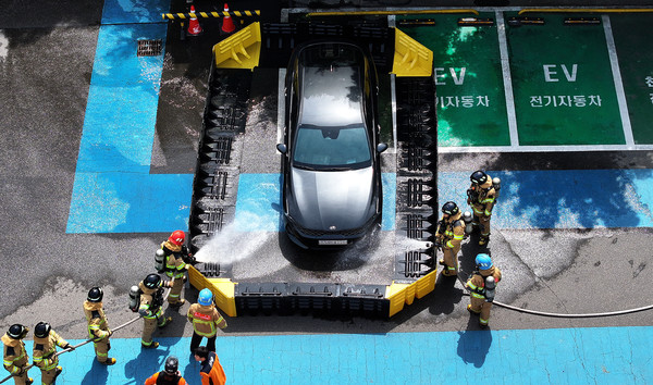 소방관들이 전기차 화재 진압 훈련을 진행하고 있다. 사진=연합뉴스