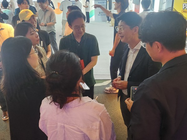 GS칼텍스 허세홍 대표가 헤커톤을 방문하여 기자들 질문에 답변하고 있다. 사진=GS