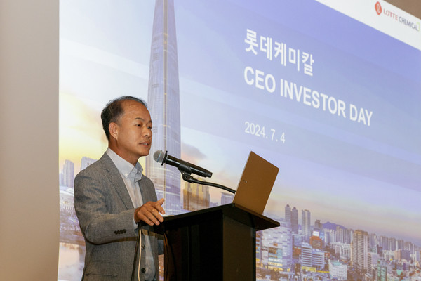 롯데케미칼 이훈기 대표가 4일 오후 진행된 ‘CEO INVESTOR DAY’에서 회사의 전략을 발표하고 있다. 사진=롯데케미칼
