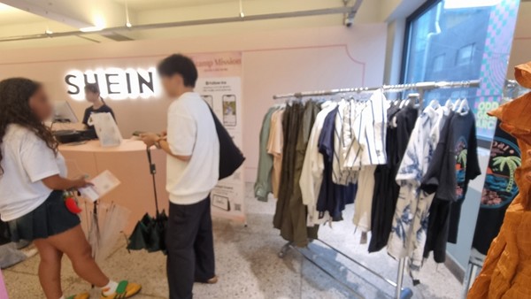 쉬인이 서울 성수동에 문을 연 팝업 ‘스타일 인 쉬인’에는 내국인 보다 외국인 비율이 높았다. 사진=이하영