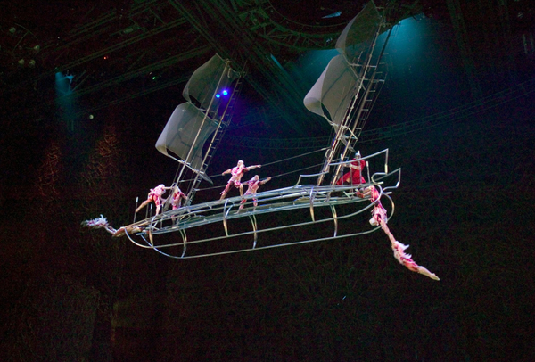 ▒ 이미지 = 태양의서커스 “O” 사진 ©Dominique Lemieux | 제공: ㈜마스트인터내셔널 ▒