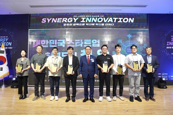 박상돈 천안시장이 'C-스타' 1기로 선정된 기업 관계자들과 함께 기념촬영을 하고 있다. 출처=천안시