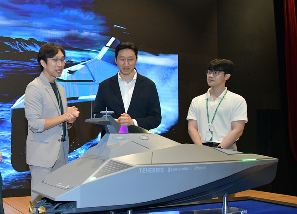 정기선 HD현대 부회장이 미래기술원 연구원들로부터 팔란티어와 공동개발 중인 무인수상정(USV) '테네브리스'에 대한 설명을 듣고 있다. 사진=HD현대