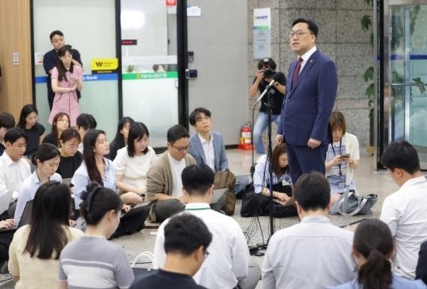 김병환 금융위원장 후보자가 이달 5일 오전 서울 중구 예금보험공사에 마련된 인사청문회 준비 사무실로 출근하며 취재진 질문에 답하고 있다. 사진 = 연합뉴스.