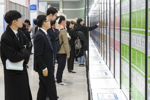 구직자들이 채용박람회에서 안내판을 살펴보고 있다(자료사진). 출처=이코노믹리뷰 