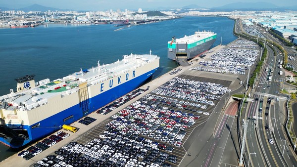 현대자동차 울산 공장에서 수출을 위해 선적을 기다리는 차들. 사진=현대자동차