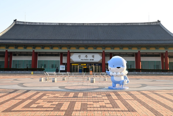 진주역 & 진주시의 관광 캐릭터 '하모' (사진: 진주시 공식 블로그)