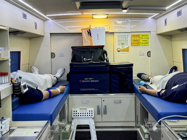 SK이노베이션 임직원들이 22일부터 이틀간 SK서린빌딩 주차장 헌혈버스에서 진행된 ‘생명 나눔 헌혈 캠페인’에 참여하고 있다. 사진=SK이노베이션