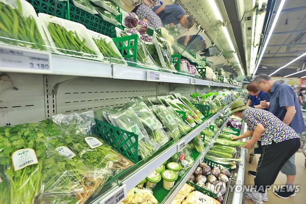 장마철 집중호우 및 여름철 폭염으로 채소 가격이 강세를 보이고 있는 28일 서울 시내 한 대형마트에서 시민들이 장을 보고 있다. 사진=연합뉴스