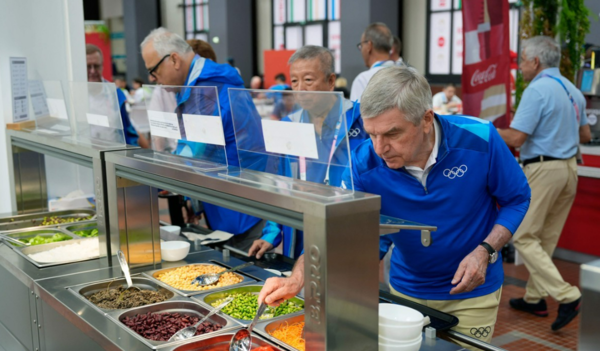 올림픽 선수촌의 채식 메뉴를 담는 토마스 바흐 IOC 위원장. 사진=연합뉴스