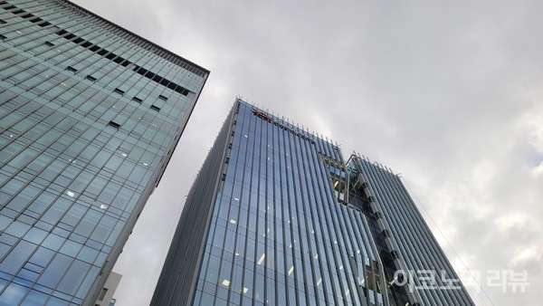 2일 오후 경기도 과천 지식정보타운에 광동제약의 신사옥(오른쪽)이 위치해 있다. 사진=이혜진 기자