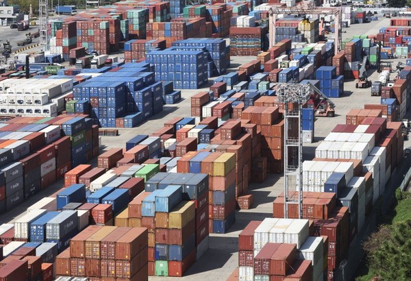 우리나라가 9월에 무역수지 흑자를 내며 4개월째 흑자를 기록했다. 사진은 이날 부산항 신선대부두 야적장에 컨테이너가 쌓여 있는 모습.