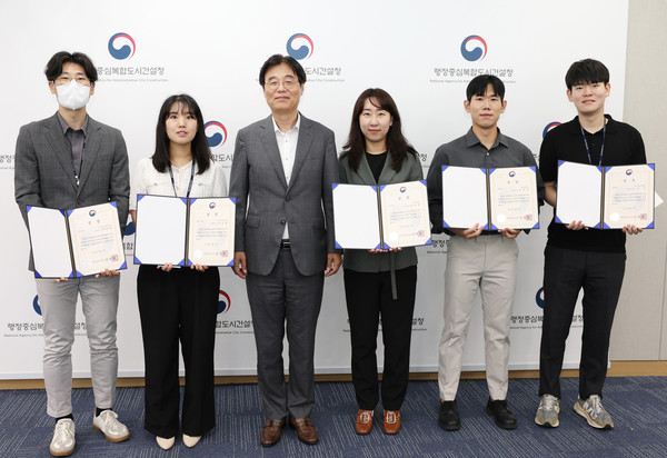 김형렬 행복청장(왼쪽에서 세번째)이 올 상반기 적극행정 우수공무원 수상자들에게 상장을 수여하고 기념촬영을 하고 있다. 출처=행복청