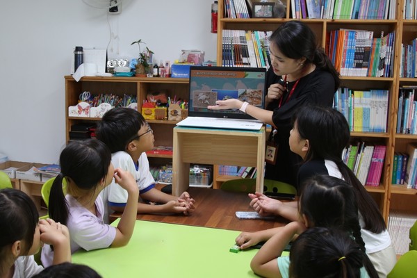 SKC는 13일 전북 고창 지역아동센터에서 '마이 그린 플레이스'를 활용한 자원순환 교육을 시행했다. 사진=SKC
