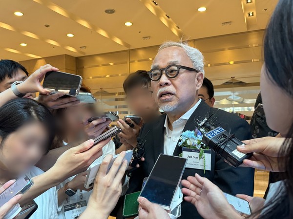 최주선 삼성디스플레이 사장이 14일 서울 강남구 코엑스에서 열린 'K-디스플레이' 전시회 현장에서 취재진의 질문에 답하고 있다. 사진=연합뉴스