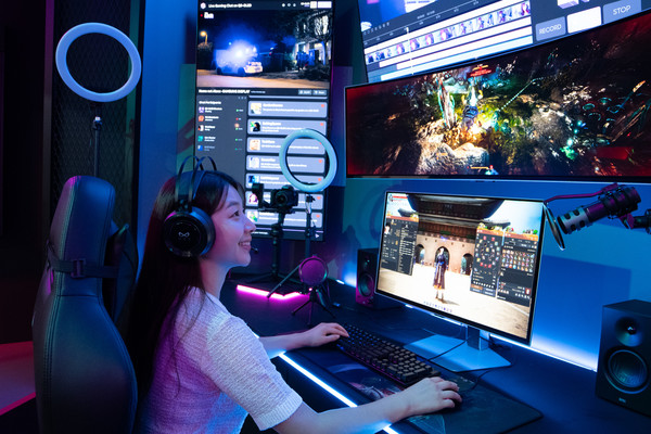 'K-디스플레이 2024' 삼성디스플레이 부스에 전시된 '에픽플레이(Epic Play)'존에서 모델이 QD-OLED 게이밍 모니터를 체험하는 모습. 사진=삼성디스플레이