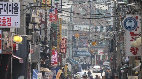 중소벤처기업부는 소상공인 정책자금 상환연장 제도 개편을 마치고 오는 16일부터 신청받기 시작한다고 15일 밝혔다. 사진 = 연합뉴스.