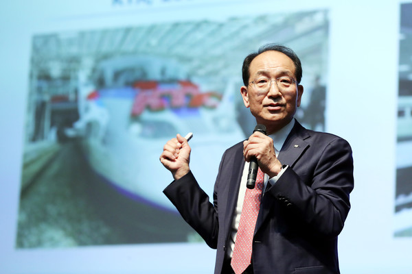 이성해 국가철도공단 이사장이 19일 열린 취임식에서 임직원들을 대상으로 강의를 하고 있다. 출처=국가철도공단