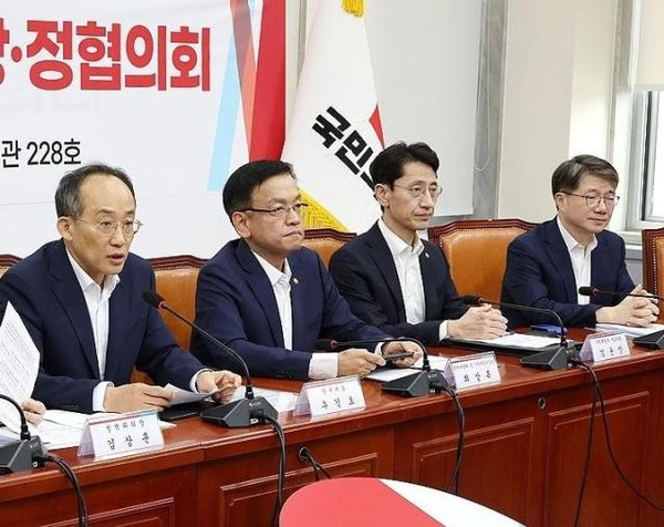 추경호 국민의힘 원내대표(왼쪽)가 20일 오전 국회에서 열린 2025년도 예산안 관련 당·정협의회에 참석해 발언하고 있다. 사진=연합뉴스.