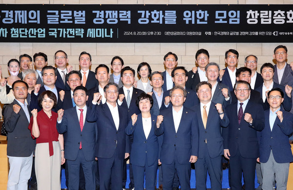 한국경제의 글로벌 경쟁력 강화를 위한 모임 창립총회: '한국경제의 글로벌 경쟁력 강화를 위한 모임' 창립총회 소속 의원들이 경제계 및 산학연 전문가들과 함께 기념촬영을 하며 화이팅을 외치고 있다. (첫째줄 왼쪽에서 두번째부터 정기옥 LSC푸드 회장, 박정 의원, 유동수 대표의원, 조배숙 대표의원, 송기헌 대표의원, 박일준 대한상의 상근부회장, 박승희 삼성전자 사장, 둘째줄 왼쪽에서 세번째부터 안도걸 의원, 최은석 의원, 박찬대 더불어민주당 원내대표, 정성호 의원, 정일영 의원, 김창범 한경협 상근부회장, 김병욱 자문위원장(전 의원), 셋째줄 오른쪽에서 네번째 이형희 SK커뮤니케이션위원회 위원장, 임광현 연구책임의원, 최수진 의원, 조지연 의원). 사진=대한상공회의소