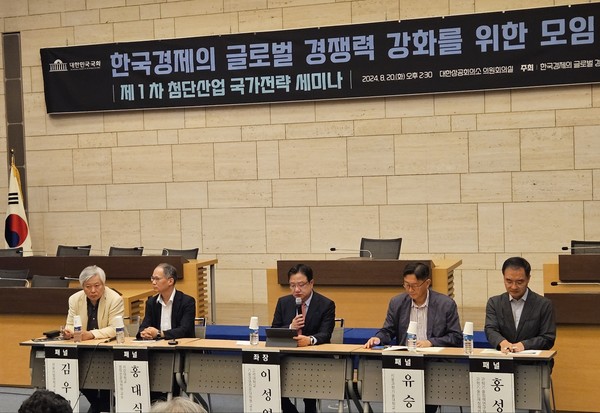 패널 토론하고 있는 (좌측부터)김우철 서울시립대학교 교수, 홍대식 서강대학교 법학전문대학원 원장, 이성엽 고려대학교 교수, 유승준 서울과학기술대학교 교수, 홍성민 과학기술정책연구원 과학기술인재정책연구센터장. 사진=진운용 기자