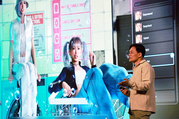 게임스컴 쇼케이스에서 발표하는 인조이의 김형준 PD. 사진=크래프톤