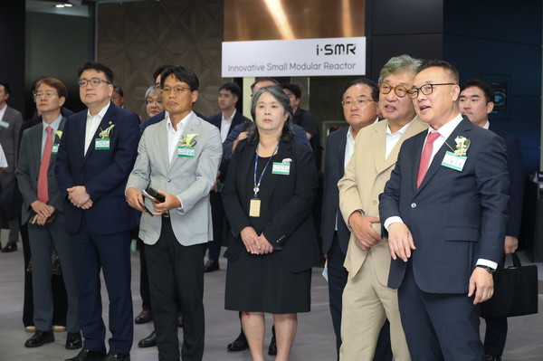 황주호 사장과 참석 내빈들이 시설을 둘러보고 있다. 사진=한국수력원자력
