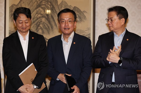 최상목 부총리 겸 기획재정부 장관이 25일 서울 종로구 삼청동 총리공관에서 열린 고위당정협의회에서 안덕근 산업통상자원부장관, 방기선 국무조정실장과 대화하고 있다. 사진=연합뉴스