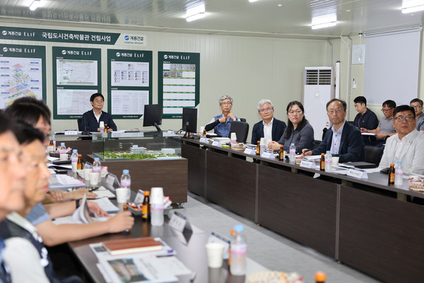 김형렬 행정중심복합도시건설청장(가운데)이 26일 취임 1주년을 맞아 도시건축박물관 건설현장에서 공사 추진현황을 점검하고 있다. 출처=행복청