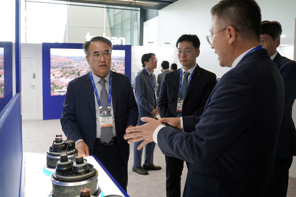 송종민 부회장이(좌측) 전시장을 둘러보고 있다. 사진=대한전선