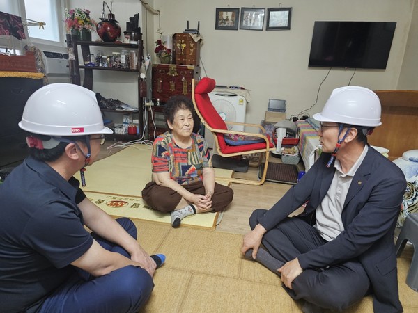 한국에너지공단이 울산지역 가정용 기름보일러 안전 경보장치 설치를 위해 현장 방문에 나섰다. 사진=한국에너지공단