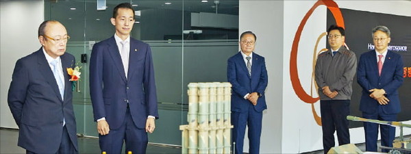 한화그룹 (왼쪽부터)김승연 회장과 김동관 부회장이 지난 5월 경남 창원 한화에어로스페이스 방산 부문 사업장을 방문해 다연장로켓 천무 모형을 살펴보고 있다. 사진=한화