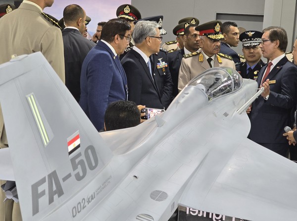 이집트 국방장관(왼쪽)에게 FA-50을 선보이고 있는 KAI 강구영 사장(오른쪽). 사진=KAI