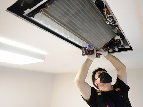 롯데하이마트 에어컨 클리닝 서비스. 사진=롯데하이마트