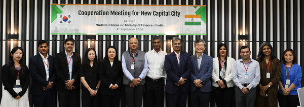 행복청은 4일 스마트시티 건설분야 해외 선진사례를 배우기 위해 방문한 인도 재무부 정책계획국장(왼쪽에서 일곱번째) 일행과 스마트도시 건설 협력방안에 대해 논의했다. 출처=행복청