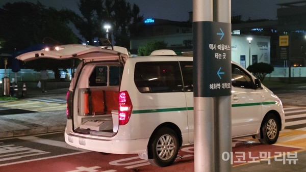 5일 오후 서울 시내의 한 대형 병원 앞에 구급차가 놓여 있다. 사진=이혜진 기자
